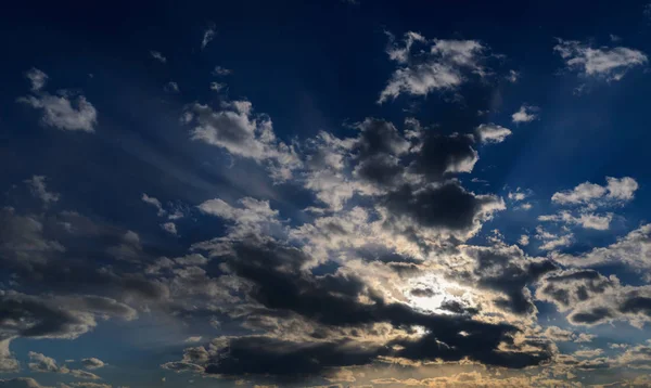 Λήξης ουρανός με άσπρα σύννεφα. — Φωτογραφία Αρχείου