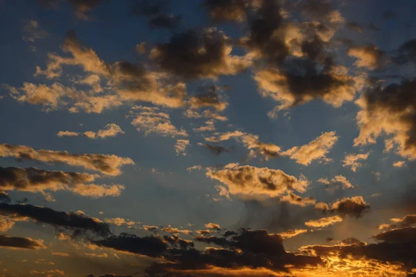 Himmel bei Sonnenuntergang mit orangen Wolken. — Stockfoto