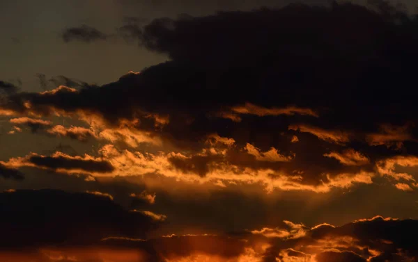 Cielo del atardecer con nubes naranjas . —  Fotos de Stock