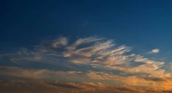 Himmel mit schönen Wolken. — Stockfoto