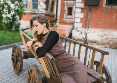 Güzel genç bir kadının portresi..