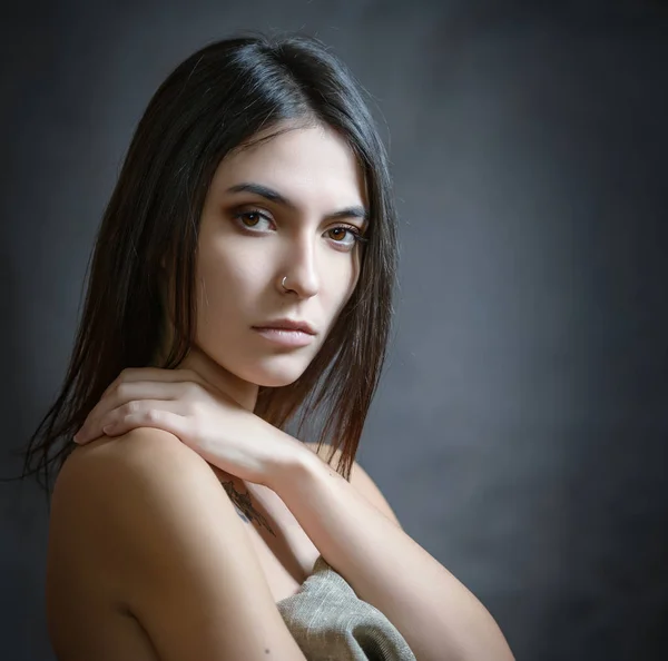 Retrato de una hermosa joven. — Foto de Stock