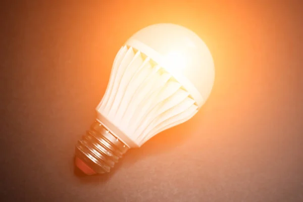 Lampada a led su un buio . — Foto Stock