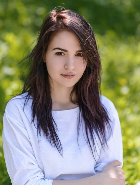 Retrato de una hermosa joven. — Foto de Stock