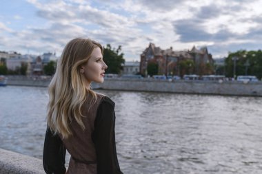 Güzel genç bir kadının portresi..