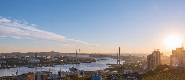 Paisaje urbano, vista al atardecer . — Foto de Stock