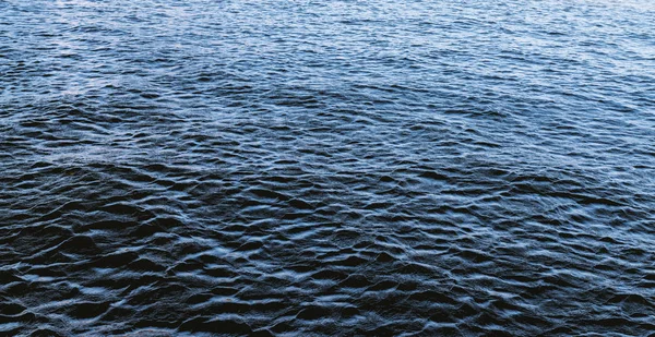 Wasseroberfläche als Hintergrund. — Stockfoto