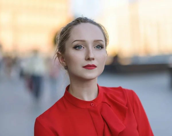 Porträt einer schönen jungen Frau. — Stockfoto