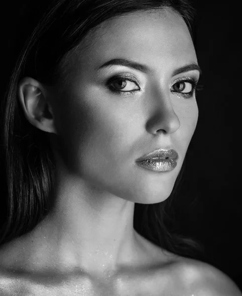 Retrato preto e branco de uma jovem mulher. — Fotografia de Stock