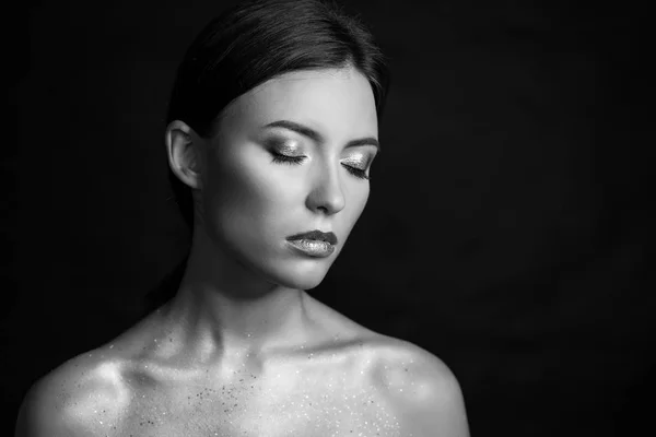 Portrait noir et blanc d'une jeune femme. — Photo