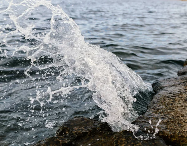 Olas en la orilla del mar . —  Fotos de Stock