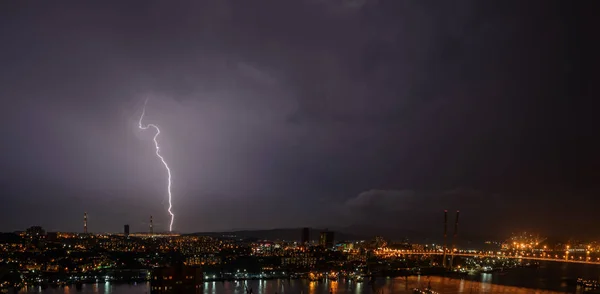 Şehir üzerinde fırtına. — Stok fotoğraf