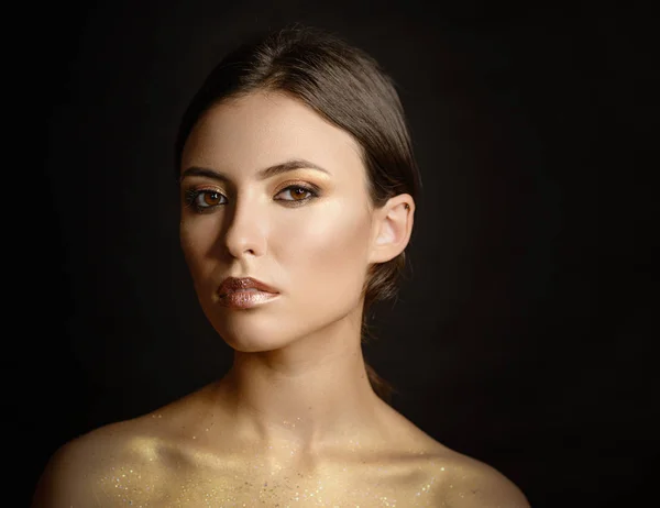 Молодая женщина с золотым макияжем. — стоковое фото