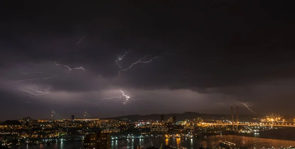 Tempesta sulla città . — Foto Stock