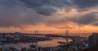  Cityscape, gün batımı görünümü.