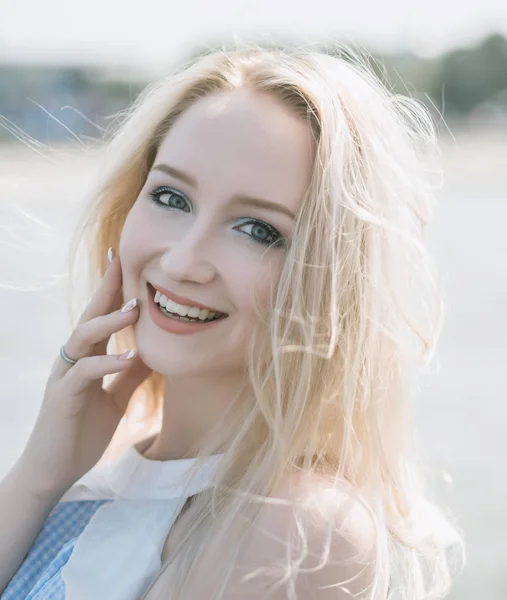 Retrato de una hermosa joven. — Foto de Stock