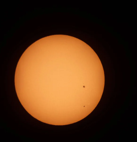 Sol através de telescópio amador . — Fotografia de Stock