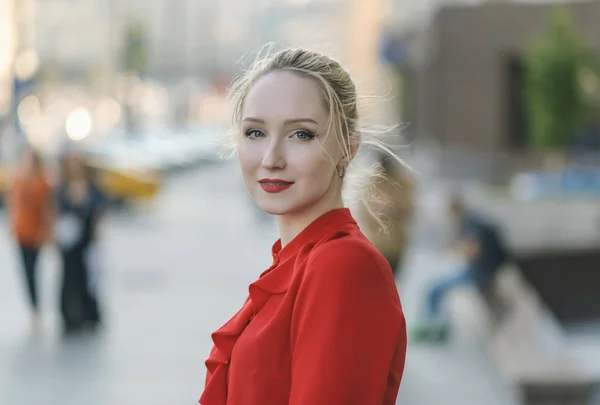 Porträt einer schönen jungen Frau. — Stockfoto