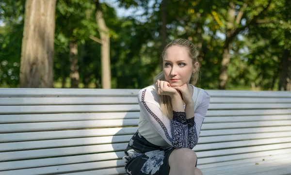 Portret van een mooie jonge vrouw. — Stockfoto