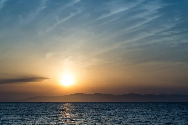 Solnedgång, moln och havet. — Stockfoto