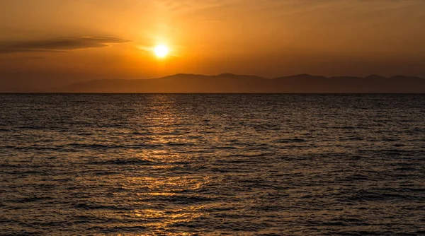 Bulutlar ve deniz günbatımı.