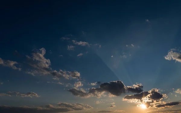 Dramatische zonsondergang hemel. — Stockfoto