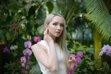 Güzel genç bir kadının portresi..