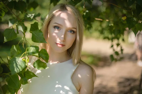 Portrait of beautiful young woman. — Stock Photo, Image