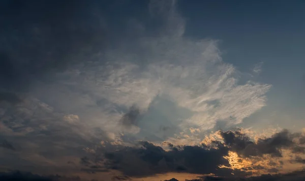 Cielo espectacular puesta de sol y nubes . —  Fotos de Stock