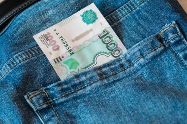 Rus 1000 ruble banknot bir cebinde.
