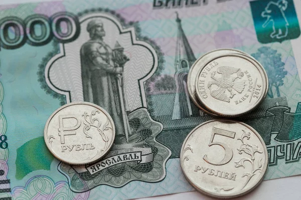 Rosyjski 1000 rubli i kilka monet. — Zdjęcie stockowe