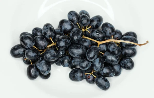 Winogrona na białym talerzu. — Zdjęcie stockowe