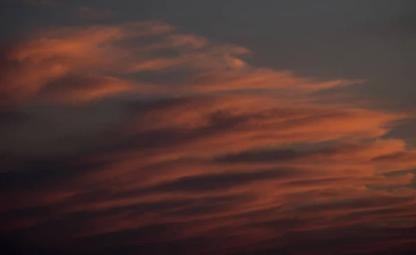 Dramatisk solnedgång himmel. — Stockfoto