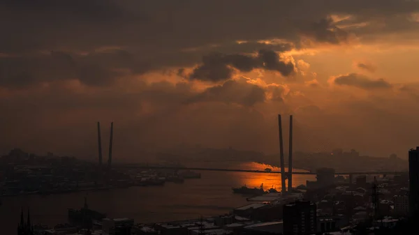 Paisaje urbano con cielo dramático al atardecer . —  Fotos de Stock