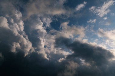 Beyaz bulutlu gökyüzü.