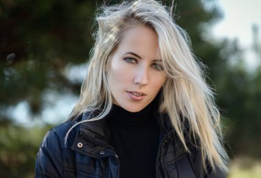 Güneşli bir gün kadına.