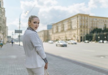 kadın beyaz ceketli.