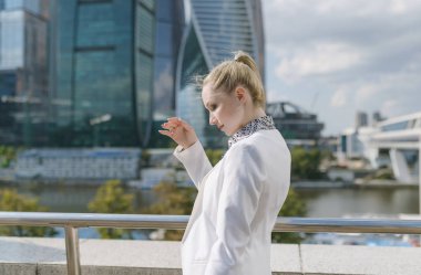 kadın beyaz ceketli.