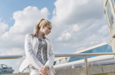 kadın beyaz ceketli.