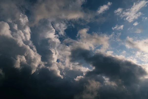 Lucht met witte wolken. — Stockfoto
