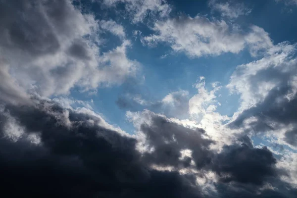 Himmel med vita moln. — Stockfoto