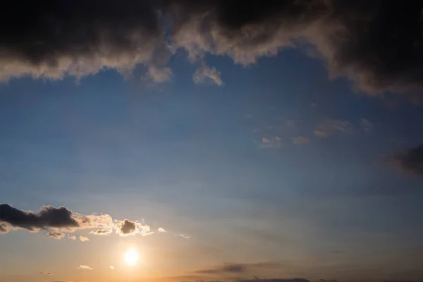 Dramatische hemel met wolken. — Stockfoto