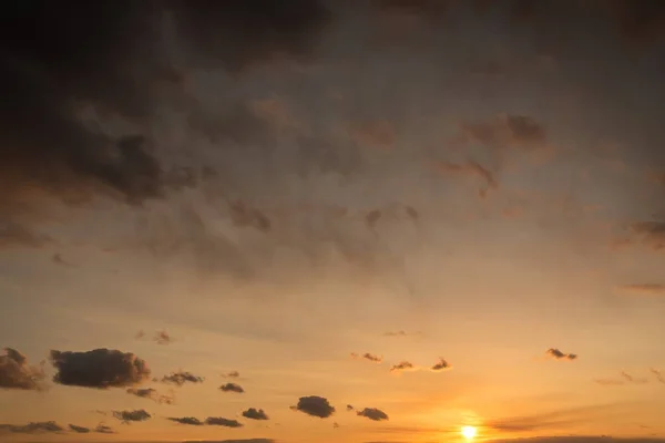 Himlen med orange moln. — Stockfoto