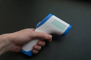 Elini tut temassız IR vücut termometresi.