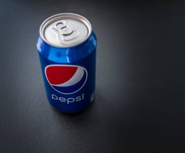 Vladivostok, Rusya - 14 Şubat 2017: Pepsi Cola koyu arka plan üzerinde olabilir. PepsiCo tarafından üretilen Pepsi.