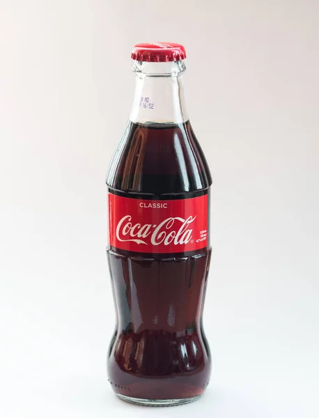 Vladivostok Ryssland November 2017 Flaska Coca Cola Vit Bakgrund Coca — Stockfoto