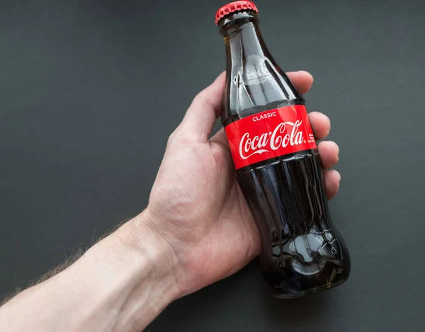 Vladivostok Ryssland November 2017 Hand Håller Flaska Coca Cola Mörk — Stockfoto