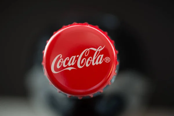 Vladivostok Ryssland November 2017 Coca Ola Locket Mörk Bakgrund Coca — Stockfoto