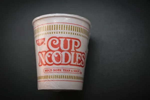 Vladivostok Ryssland November 2017 Nissin Cup Noodle Mörk Bakgrund Selektivt — Stockfoto