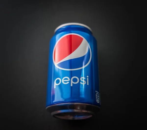 Vladivostok Rusland Maart 2017 Pepsi Cola Kan Donkere Achtergrond Pepsi — Stockfoto